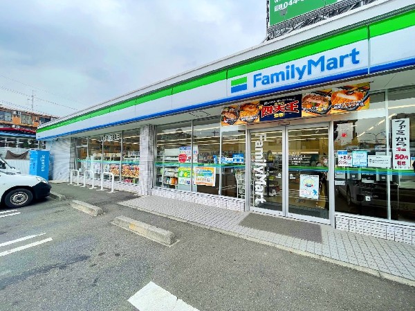 周辺環境:ファミリマート川崎鷺沼店(ファミチキをはじめスナックメニューも大人気です。買物だけではなく、日常生活に関係する最重要施設となりつつある。)