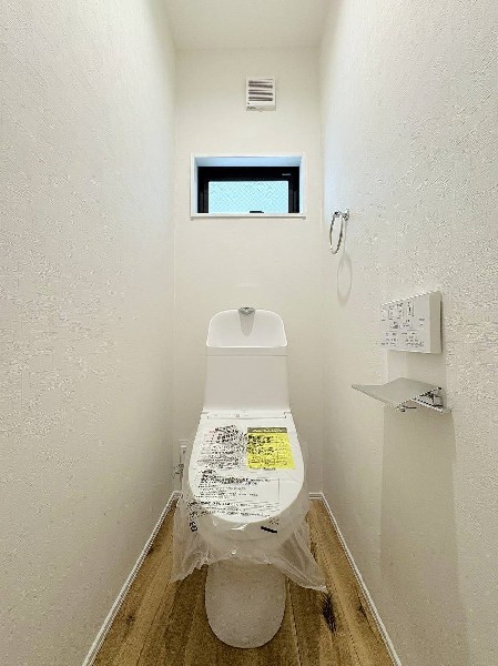 ウォシュレット、暖房便座機能付のトイレです。従来型に比べ節水効果があり、お手入れもしやすい一体型。家計も家事の負担も軽減してくれます。