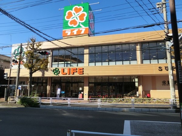 周辺環境:ライフ青葉しらとり台店(幹線道路沿いにあり、自転車や車で立ち寄りやすい駐車場完備のスーパーです。休日の買い出にも便利です。)