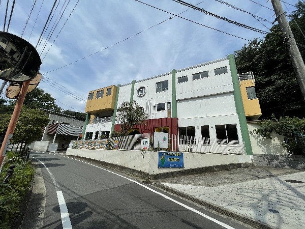 周辺環境:都田幼稚園(横浜市都筑区にある豊かな自然に囲まれた幼稚園。広い園庭でたくましく「遊び」、多くのことを「学ぶ」。)