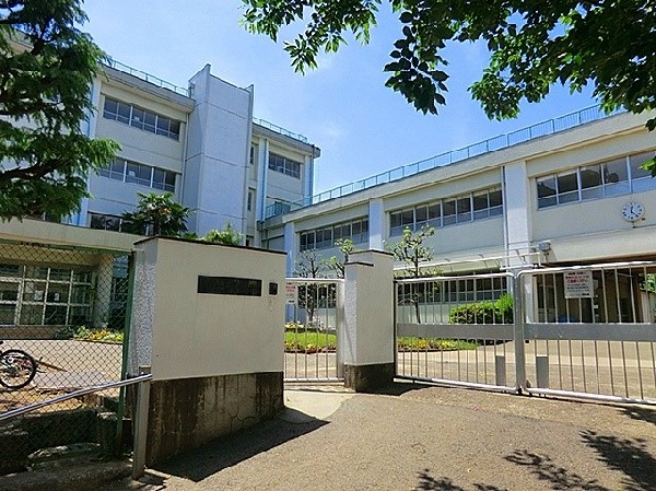 周辺環境:千代ヶ丘小学校(川崎市で一番標高の高いところにある小学校です。校舎から美しい富士山が望めます。)