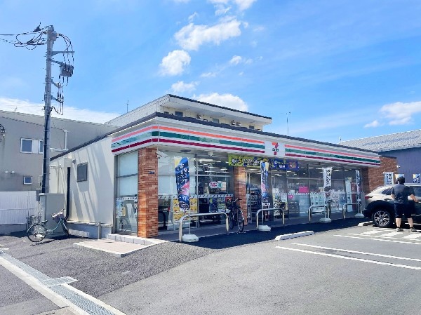 周辺環境:セブンイレブン　小倉3丁目店(セブンミール、お弁当に定評のあるセブンイレブン、コンビニエンスの最大手ですね。)