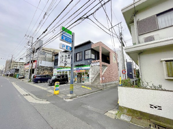 周辺環境:ファミリーマート 小向西町一丁目店(ファミチキをはじめスナックメニューも大人気です。買物だけではなく、日常生活に関係する最重要施設となりつつある。)