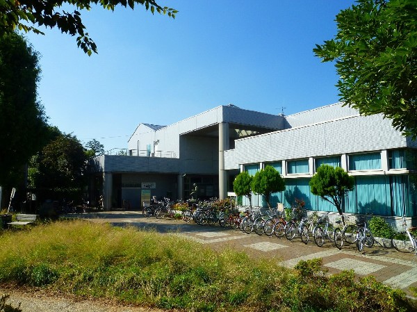 周辺環境:高津図書館 (緑に囲まれた高津図書館は、高津駅から徒歩5分、溝口緑地の中にあります。駐輪場も充実しています。)