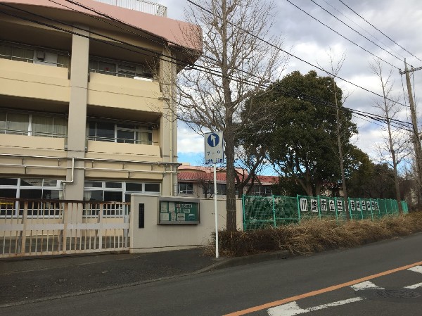 周辺環境:王禅寺中央中学校(小学校に併設された中学校、全校生徒約360人で緑に囲まれた環境です。)