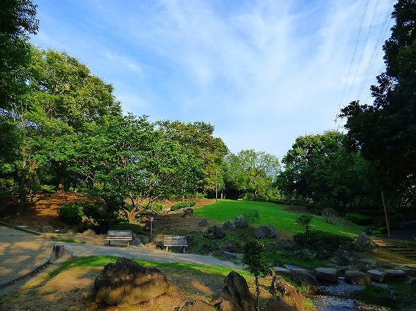 周辺環境:王禅寺ふるさと公園(多摩丘陵の豊かな自然を生かし、水と緑をテーマとして作られた公園。多目的広場、芝生広場、自然林を生かした散策道、富士山展望広場などあり。)