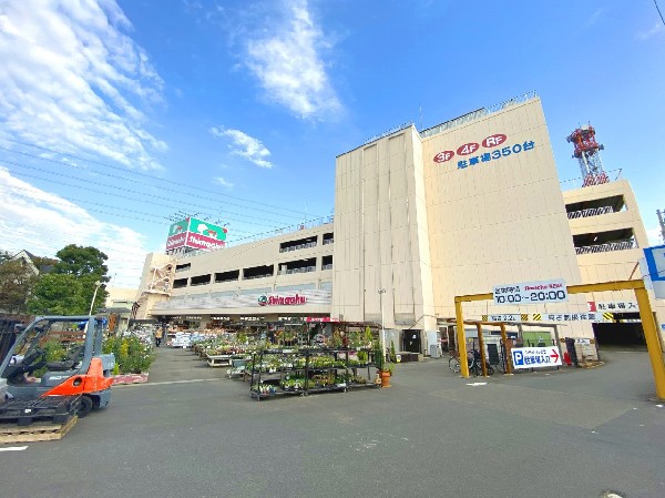 周辺環境:ホームズ荏田店(日用品、ペット用品、家電から建築資材まで何でもそろうホームセンターです。)