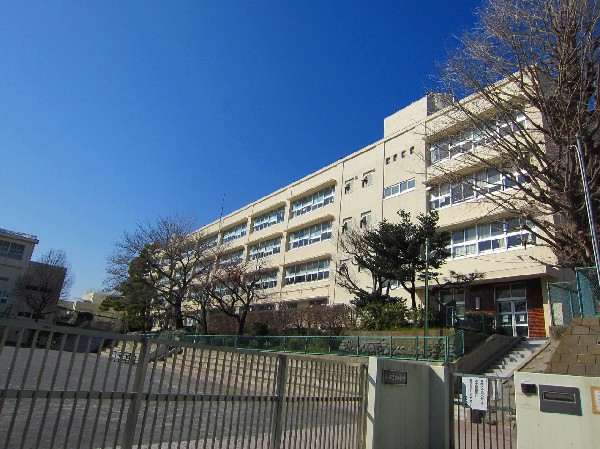 周辺環境:田奈小学校(各学年3クラス、個別支援級2クラスの小学校です。近隣の田畑の多い環境を生かし、田植え、サツマイモなどの収穫体験などの活動が行われています。)