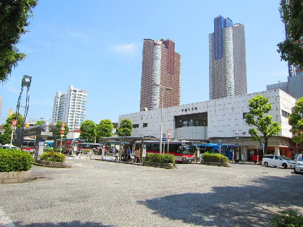 周辺環境:武蔵小杉駅(東急東横線、目黒線、JR南武線、JR横須賀線などアクセス良好。タワーマンションの林立する様はやはり圧巻です。ららテラスなど、商業施設も充実しています。)