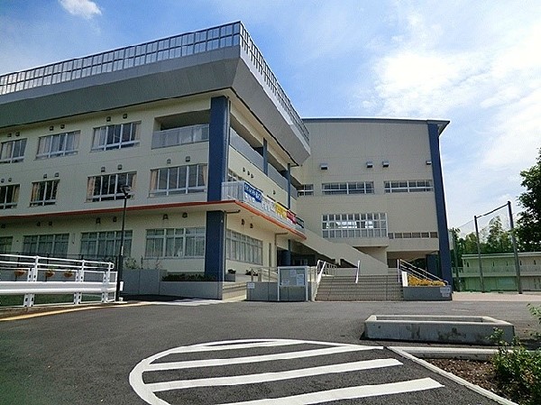 周辺環境:柿生中学校(昭和22年開校の歴史ある中学校です。中学校内に郷土の史料館が設置されています。)