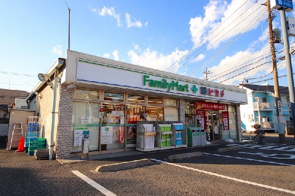 周辺環境:ファミリーマート＋薬ヒグチ川崎戸手本町店(ファミチキをはじめスナックメニューも大人気です。買物だけではなく、日常生活に関係する最重要施設となりつつある。)