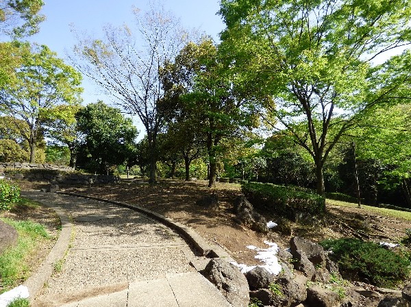 周辺環境:王禅寺ふるさと公園(多摩丘陵の豊かな自然を生かし、水と緑をテーマとして作られた公園。多目的広場、芝生広場、自然林を生かした散策道、富士山展望広場などあり。)