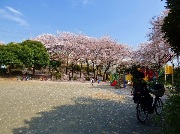 周辺環境:有馬つつじ公園(青空の下で駆け回ったり、遊具で遊んだり、思い思いの遊びができます。子供たちの元気で楽しそうな声が響き渡ります。)