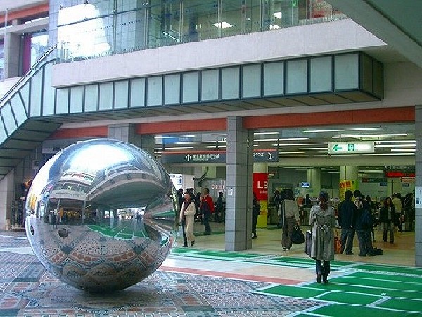 周辺環境:日吉駅 (東横線通勤特急・急行停車駅、グリーンライン始発駅。「渋谷」駅へ約20分、「横浜」駅へ約12分と、好アクセス駅です。)