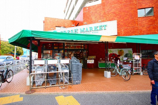 周辺環境:トップフレッシュマーケット岸根店(普段の買い物に便利なスーパー。少し足を延ばせば、新横浜やショッピングモールもあるので買物には困らない立地。)