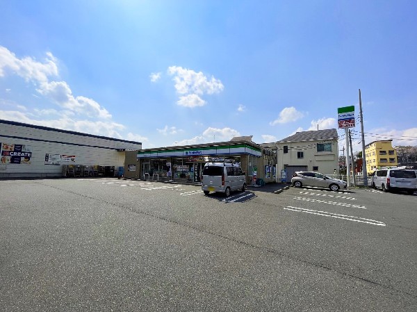 周辺環境:ファミリーマート 川崎南野川店(ファミリーマート人気のファミチキをはじめスナックメニューも大人気です。)