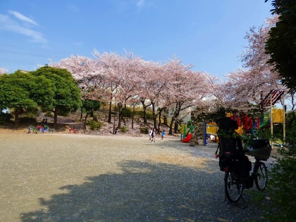 周辺環境:有馬つつじ公園(青空の下で駆け回ったり、遊具で遊んだり、思い思いの遊びができます。子供たちの元気で楽しそうな声が響き渡ります。)