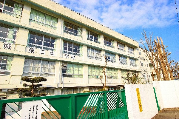 周辺環境:稲城市立稲城第二中学校(緑豊かな環境で、豊かな未来を育む。本校の教育目標は、「進んで学ぶ人、心の豊かな人、たくましく生きる人、助け合って働く人」。)