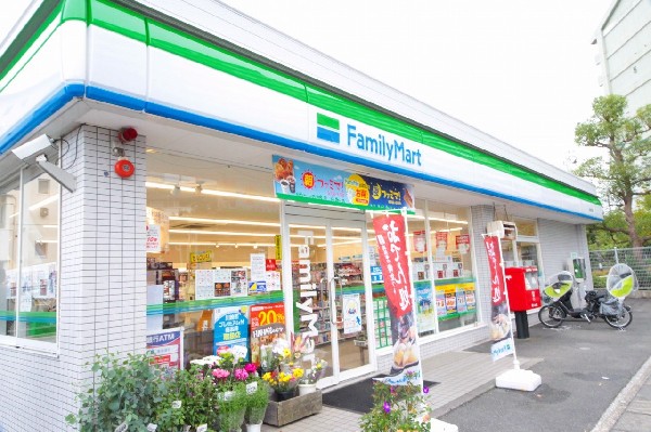 周辺環境:ファミリーマート川崎千年店(時間を問わず、幅広い品物が揃うコンビニ。買物だけではなく、日常生活に関係する最重要施設となりつつある。)