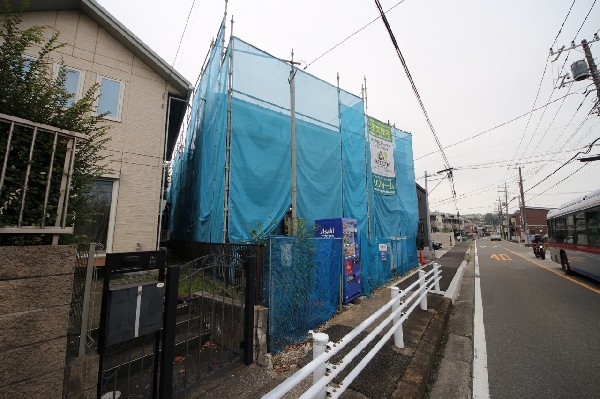 外観:前面道路含む現地写真