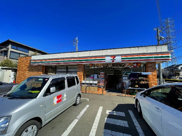 周辺環境:セブンイレブン横浜恩田町店(セブンミールは大好評です。今や公共料金の支払いや宅配など、色々な用途があるコンビニは必須ですね。)