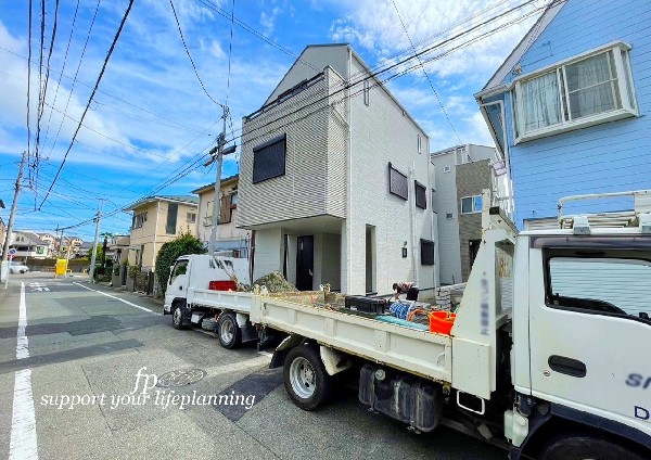 外観:JR南武線「鹿島田」駅まで平坦で徒歩20分の立地！前面道路は6ｍの幅員でスッキリした現場です。