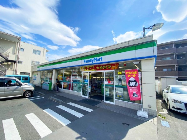 周辺環境:ファミリーマート　上作延店(時間を問わず、幅広い品物が揃うコンビニ。買物だけではなく、日常生活に関係する最重要施設となりつつある。)