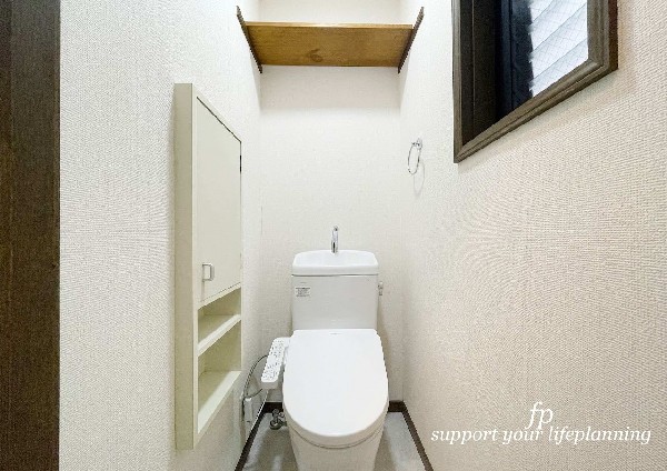 ウォシュレット、暖房便座機能付のトイレです。従来型に比べ節水効果があり、お手入れもしやすいので、家計も家事の負担も軽減してくれます。