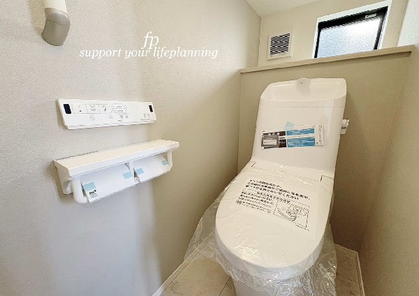 ウォシュレット、暖房便座機能付のトイレです。従来型に比べ節水効果があり、お手入れもしやすいので、家計も家事の負担も軽減してくれます。