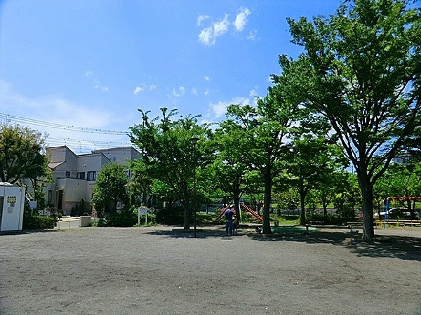 周辺環境:栗木台すげ沢公園(樹木が立ち並び、木漏れ日を愉しめる公園。都会の騒がしさから解放される、大人も癒される落ち着きある空間が広がります。)