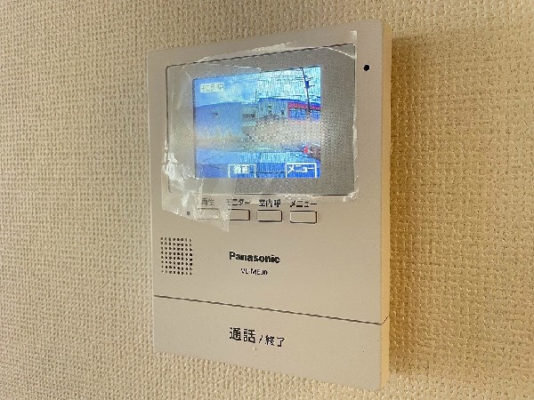 同仕様設備：「TVモニター付インターホン」　モニター付インターホンが標準仕様です。不安になりがちな防犯面。目で確認できるからあんしんです。