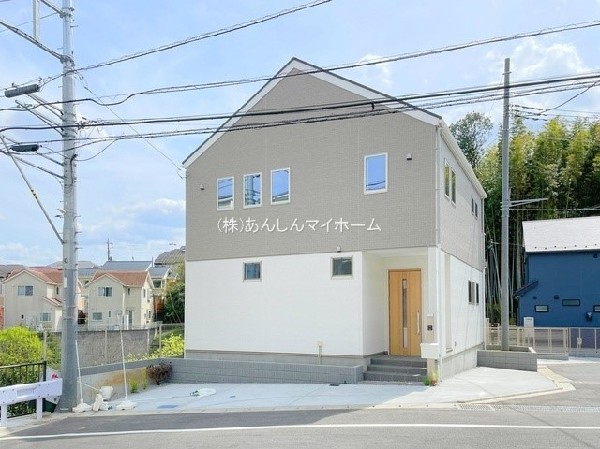 外観:【類似外観同仕様】施工例の為、分譲中の建物とは外壁、屋根開口部等の形状・仕様が異なります。