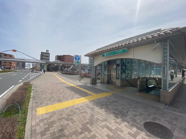 周辺環境:北山田駅(街並みに合わせるためにステーションカラーを南欧スタイルで統一。オレンジの洋瓦で暖かいイメージ。)