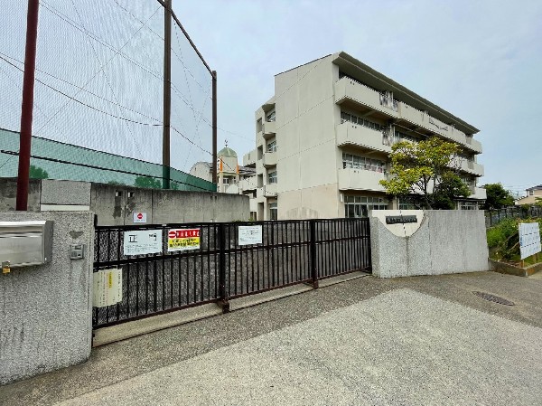 周辺環境:南山田小学校(横浜市都筑区の公立小学校。学校教育目標は「ともだち　いっぱい　かがやく　こ」)