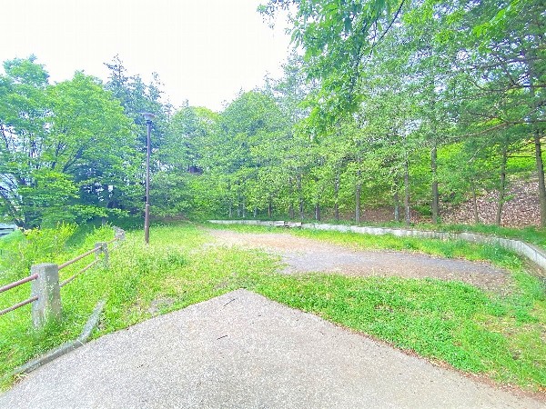 周辺環境:たちばな台公園(園内には遊具や広場があり、子どもたちが安心して遊べる環境が整っています。四季折々の植物が楽しめる散策コースもあります。)