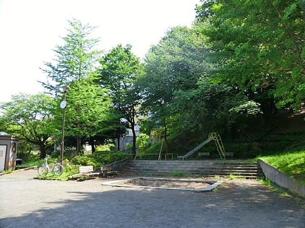 周辺環境:松風台第三公園(近隣には、公園もあり、青空の下で駆け回ったり、遊具で遊んだり、思い思いの遊びができます。)