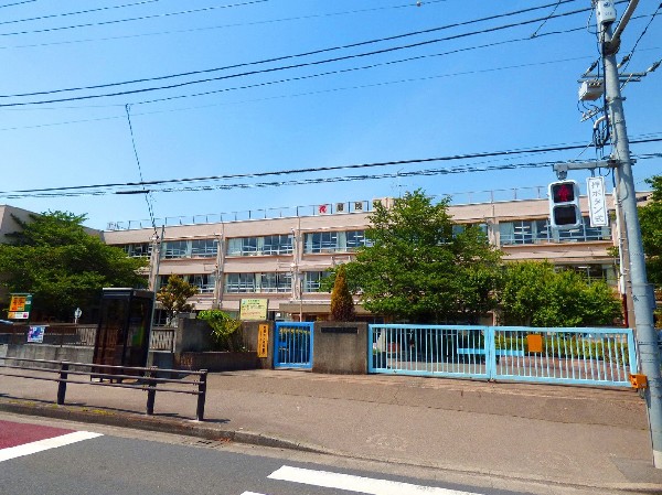 周辺環境:稲城市立稲城第六小学校(稲城市立稲城第六小学校　学校教育目標「よく聞きよく考えて伝え合う子　仲良く助け合う子　すすんで体を動かす子」)