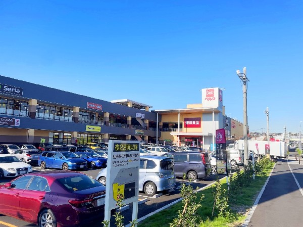 周辺環境:ベルク　フォルテ横浜川和町店(令和4年8月にオープンした大型商業施設!「ベルク」や「マツモトキヨシ」「無印良品」などもありお買物に便利な施設です。)