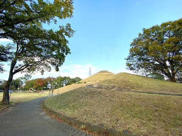 周辺環境:川和富士公園(公園の季節の移ろいを感じられる立地。休日は四季を感じながら、お子様と一緒に遊べる公園です。)