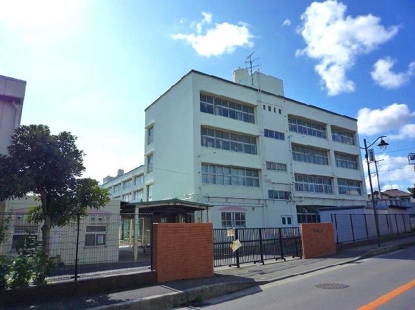 周辺環境:川和小学校(昭和23年5月に創立　教育目標「ふれあおう　まなびあおう　かがやこう」です。)