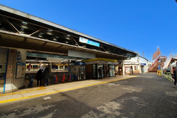 周辺環境:読売ランド前駅(新宿までは小田急線で26分。東京の中心地へ30分以内で行けるのは嬉しい。)