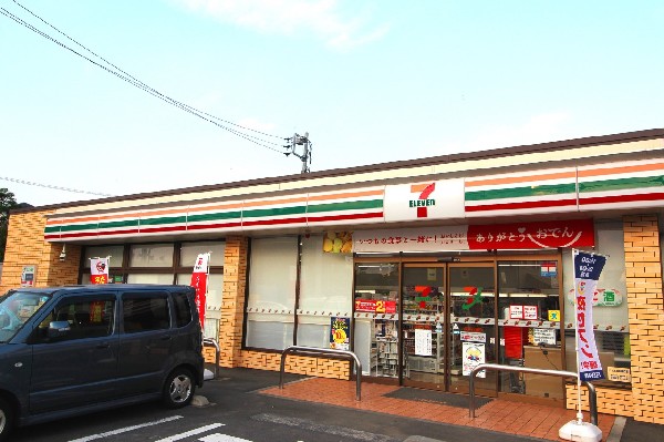 周辺環境:セブンイレブン 横浜市ヶ尾東店 (特にお弁当等の惣菜で一歩先を行くセブンイレブン。一昔前と比べると格段に美味しい！会社帰りに立ち寄れる立地は嬉しい限り！)