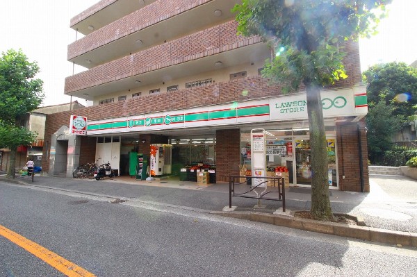 周辺環境:ローソンストア100　読売ランド前店(毎日のくらしを簡単、便利に、そして節約支援する、価値ある100円のお店。「いつでも安全安心で良い品」)