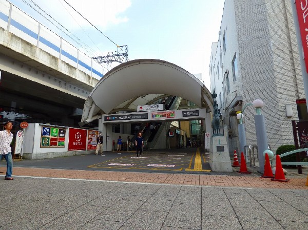 周辺環境:元住吉駅(「元住吉」駅のブレーメン通りにはたくさんのお店が並んでおり、東横線の中でも住みやすいと評判の駅です。)