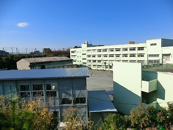 周辺環境:(1100　篠原西小学校　お子様が一日の中でも長い時間を過ごす小学校。のびのびと過ごし、広い校庭で元気に駆け回ったり、どんどん成長していく姿が目に浮かびます。)