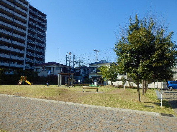 周辺環境:馬絹東公園(近隣には、公園もあり、青空の下で駆け回ったり、遊具で遊んだり、思い思いの遊びができます。子供たちの元気で楽しそうな声が響き渡ります。)