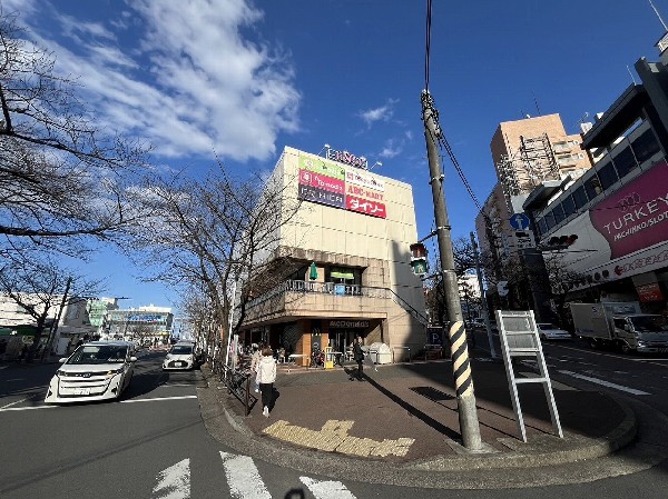 周辺環境:フレルさぎ沼(鷺沼駅前のショッピングセンター。素敵なものに触れあえる場所として、おいしいもの、おしゃれなものなど毎日を彩る様々な専門店があります。)