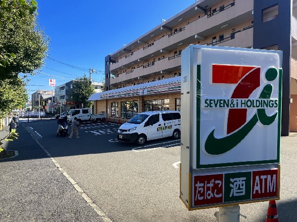 周辺環境:セブンイレブン川崎有馬6丁目店(早朝や深夜など、時間帯を問わず、幅広い品物が揃うコンビニ。チケットの購入などはじめ生活に欠かせない存在ですので、近くにあるとやっぱり便利ですね。)