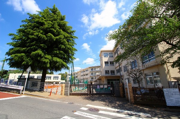 周辺環境:生田小学校(お子様が一日の中でも長い時間を過ごす小学校。のびのびと過ごし、広い校庭で元気に駆け回ったり、どんどん成長していくお子様の姿が目に浮かびます。)