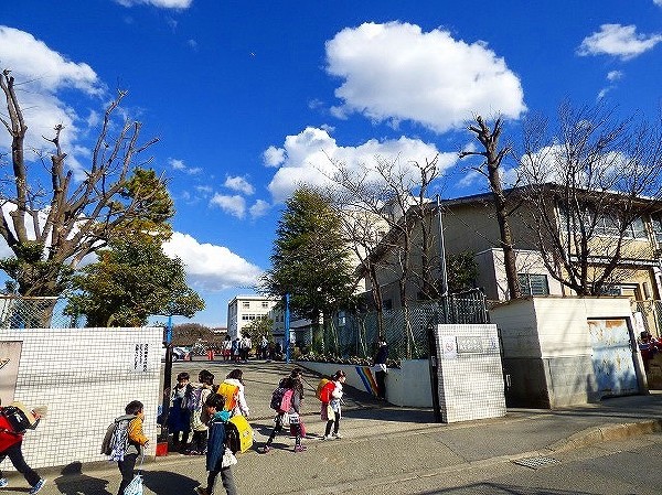 周辺環境:南生田小学校(各学級5クラス以上あり、総児童数1000人強の活気ある小学校。共働きに嬉しいわくわくプラザもあり、月～金は19時までスタッフが見守ります。)